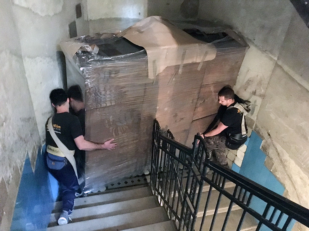 Bútorok szállítása lépcsőházban